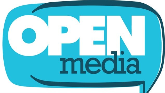 Logo del organismo no gubernamental canadiense OpenMedia, dedicado a la libertad y accesibilidad en internet.
