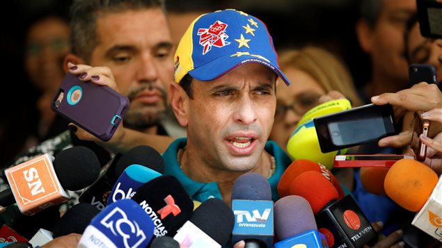 Henrique Capriles, uno de los líderes de la oposición habla a los medios después de haber votado este domingo 15 de octubre 2017.