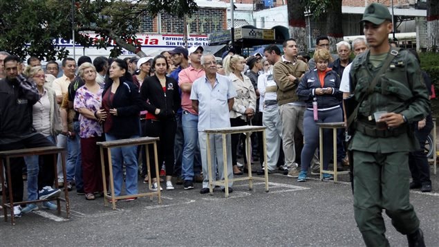 Ciudadanos hacen fila en espera de la apertura de un puesto de votación en San Cristobal, Venezuela, este domingo 15 de octubre 2017.
