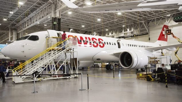 Des employés de Bombardier travaillent sur des appareils CS300 de la C Series, le 28 septembre 2017, à l’usine de Mirabel. Photo : La Presse canadienne/Ryan Remiorz