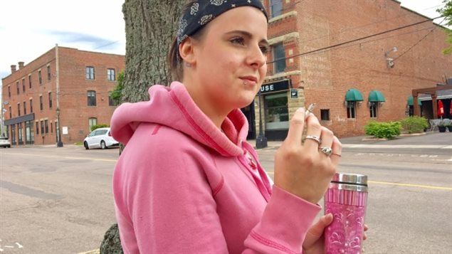 年轻姑娘 Molly Doucette 在课间抽烟提神