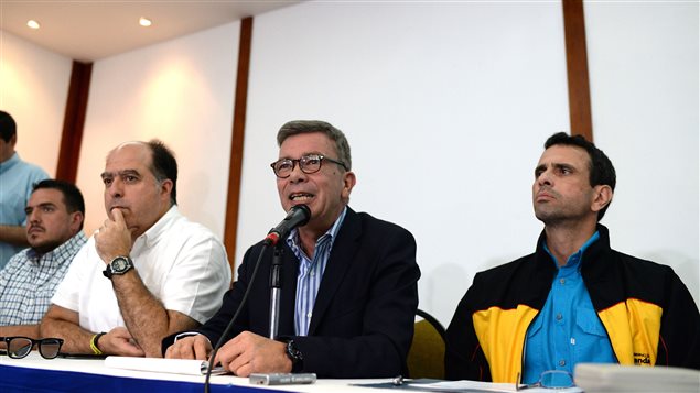 Gerardo Blide (centro), Henrique Capriles (der) y Julio Andrés Borges (izq) de la MUD en conferencia de prensa en Caracas, el 13 de octubre 2017.