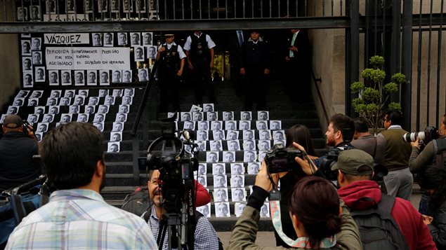 Manifestación contra el asesinato del reportero Cándido Ríos frente a la Secretaría de Gobernación en la Ciudad de México el 24 de agosto 2017.