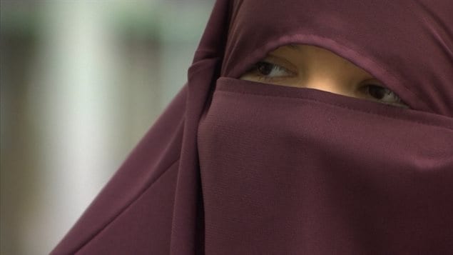 Una mujer en Quebec vestida con el niqab