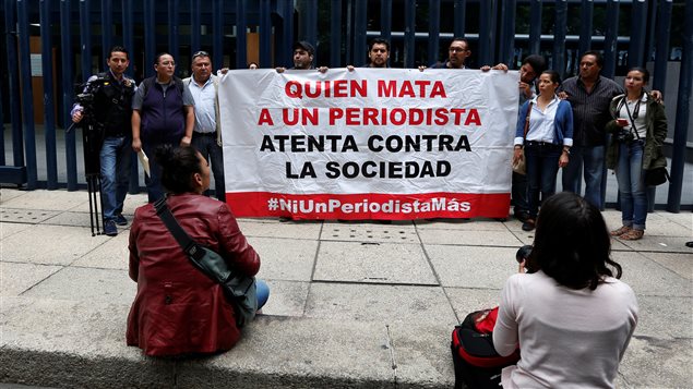 Colegas del periodista Salvador Adame Pardo protestan contra su desaparición el primero de junio 2017 en la Ciudad de México. 