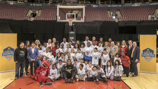 Des jeunes des Repaires jeunesse du Canada et des représentants des Raptors de Toronto, de la NBA Canada et de la compagnie d’assurance Sun Life, lors du lancement du programme Basket pour le diabète.