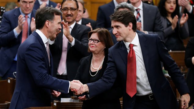 Le ministre canadien de Finances, Bill Morneau et le premier ministre Justin Trudea se serrent la main.