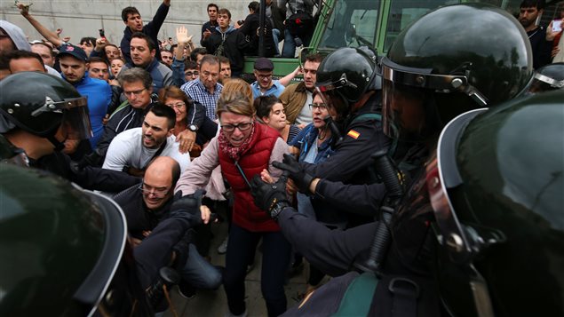 Policía española reprime a ciudadanos catalanes.