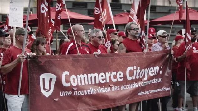 Des membres du syndicat UNIFOR lors d’une manifestation pour un ALÉNA plus équitable le 22 septembre 2017. 