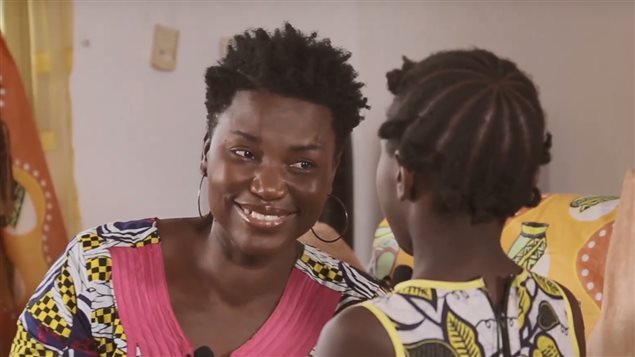 Wanda Jemly à l’écoute d’une jeune fille