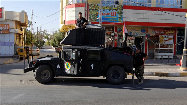 آلية للشرطة الاتحادية العراقية في أحد شوارع مدينة كركوك أمس.