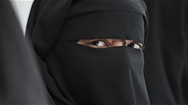 امرأة منقبة