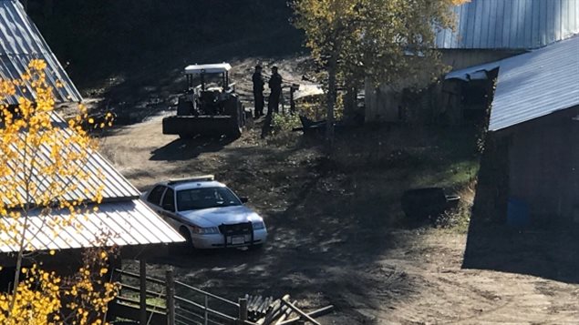 警方在发现人体残骸的农场进行搜查