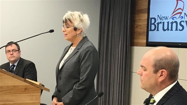 Benoit Bourque, ministro de Salud (izq.), Cathy Rogers, ministra de Finanzas y Brian Harriman (der.) PDG de Alcohol NB.