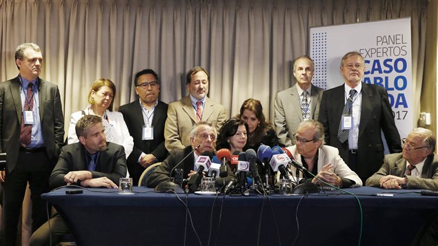 El Dr. Aurelio Luna, médico forense español, y miembros del panel de expertos en el Caso Pablo Neruda el viernes 20 de octubre en rueda de prensa en Santiago, Chile. 