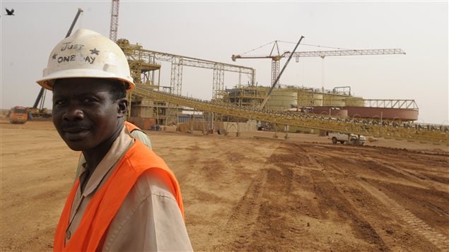 Un travailleur devant le chantier de construction de la mine d’or Essakane, la plus grande mine d’or du pays. Plusieurs sociétés minières du Canada ont acquis des droits minières au Burkina Fasso. 