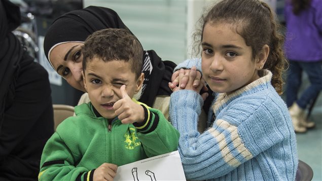 Deux jeunes enfants d’origine syrienne avec leur mère