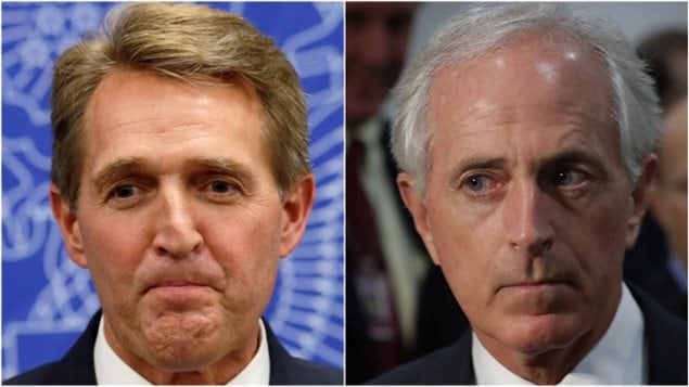 El senador de Arizona, Jeff Flake, a la izquierda, pidió un discurso más civil de parte de la Casa Blanca, mientras que Bob Corker, republicano de Tennessee, criticó severamente al presidente Donald Trump. 