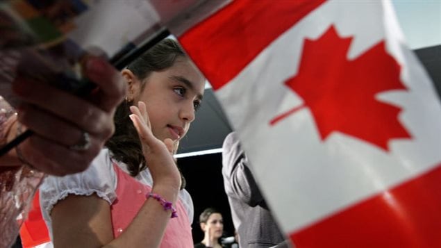 طفلة مهاجرة تقسم يمين الولاء لكندا خلال مراسم الحصول على الجنسيّة