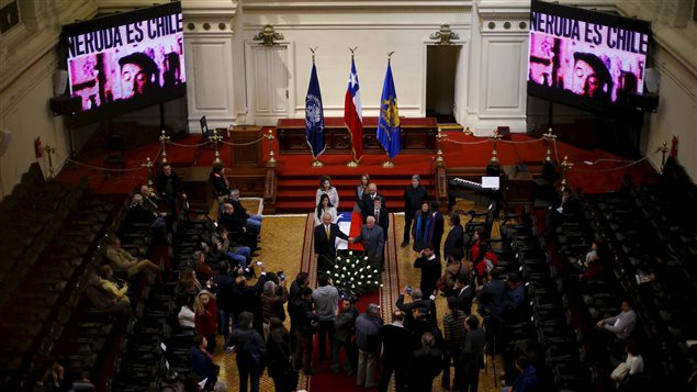 El ataúd del poeta Pablo Neruda en un salón del Congreso en Santiago, Chile, el 25 de abril 2015 antes del segundo entierro de sus restos. 