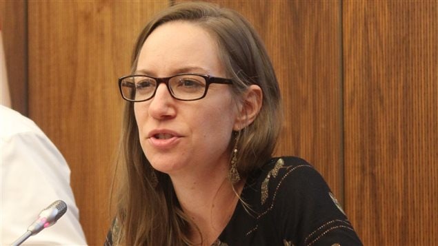 Geneviève Paul, agente de programas de la ONG, Above Ground, coorganizadora del simposio *Asumir nuestra responsabilidad*.