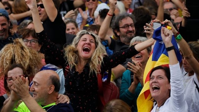 Una multitud en Barcelona reacciona a la aprobación de la independencia en el Parlamento de Cataluña este viernes 27 de octubre.