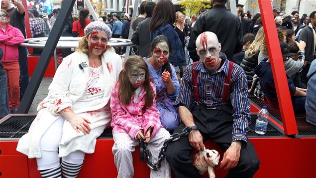 Incluso familias enteras se entregaron a la celebración zombi.