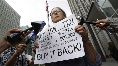 Une cliente proteste à San Francisco où Volkswagen est parvenu à un projet d’entente dans le scandale des véhicules dont le système anti-pollution avait été truqué. (avril 2016) © AP/Jeff Chiu