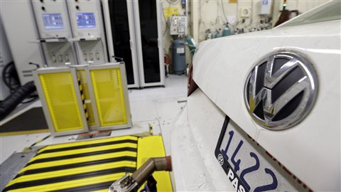 Sur cette photo datant du 30 septembre 2015, le California Air Resources Board (CARB) évalue une voiture de modèle Passat de Volkswagen, dotée d’un moteur diesel.Photo Credit: AP/Nick Ut