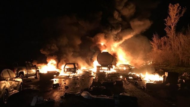 Peu avant 23h30, 14 véhicules ont été impliqués dans l’accident en plus de deux camions-citernes. Les collisions ont provoqué un important incendie. OPP