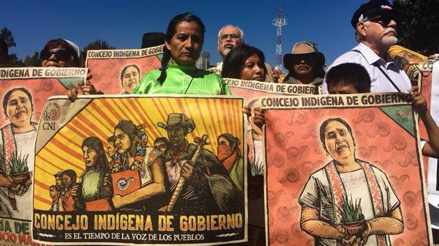 Indígenas mexicanos en Chiapas junto a observadores internacionales.