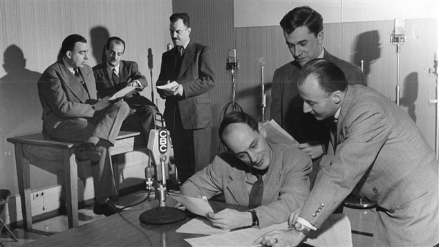 René Lévesque acompañado por algunos colegas de Radio Canadá-CBC en 1950.