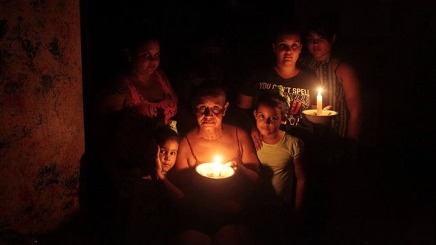 Una familia vive en la oscuridad en su hogar después de que el huracán María azotó la isla y dañó la red eléctrica en septiembre, en Vega Alta, Puerto Rico. 
