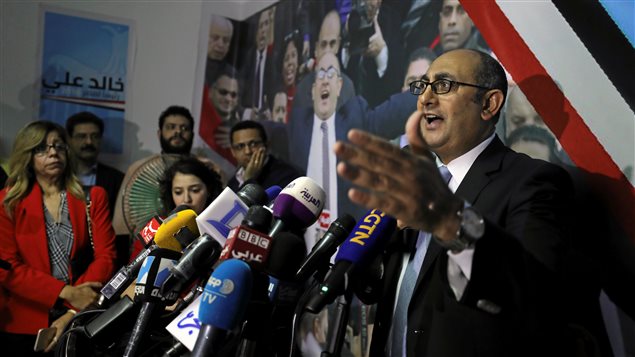 المحامي والناشط الحقوقي المصري خالد علي متحدثاً في المؤتمر الصحفي الذي عقده اليوم في المقر الرئيسي لحزب "الدستور" في القاهرة والذي أعلن فيه ترشحه للانتخابات الرئاسية المقبلة.