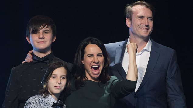 Valérie Plante con su pareja, Pierre-Antoine Harvey y sus dos hijos, después de haber sido elegida alcaldesa de Montreal este domingo 5 de noviembre 2017. 