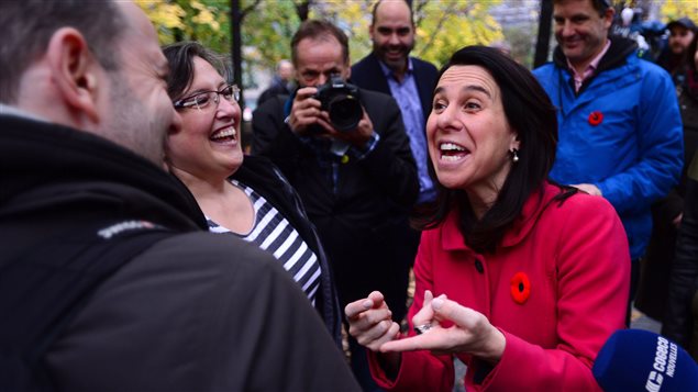 Valerie Plante conversando con transeuntes afuera de una estación de metro este 6 de noviembre 2017.