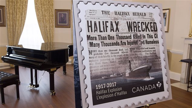 Estampilla conmemorativa de los 100 años de la explosión en Halifax, provincia de Nueva Escocia. 