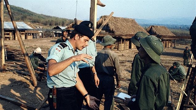 1973年加拿大军官在南越村庄与越共军人交谈