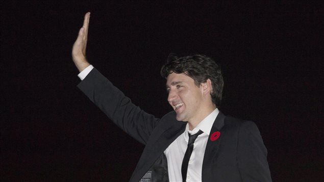 El primer ministro Justin Trudeau sube al avión que lo llevará a Asia para la reunión cumbre de la APEC en Vietnam. 