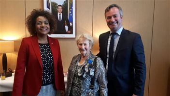 La secrétaire générale de l’Organisation internationale de la Francophonie, Michaëlle Jean, l’auteure Antonine Maillet et le secrétaire d’État Jean-Baptiste Lemoyne. Photo : Gracieuseté Mathieu Caissie