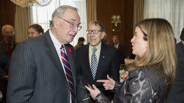 Paul Martin (izq.) ex primer ministro de Canadá, Irving Cotler, ex ministro de Justicia de Canadá y Rona Ambrose, ex ministra conservadora y ex líder de la oposición en el Parlamento de Ottawa.