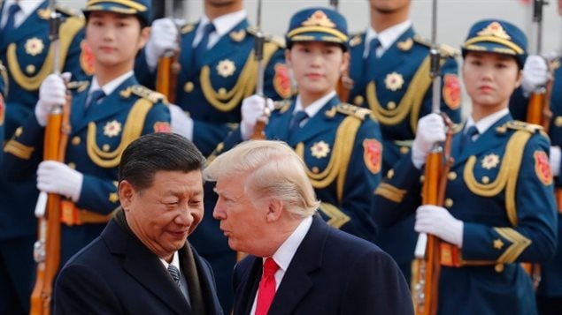 El presidente chino Xi Jinping escucha a su homólogo estadounidense Donald Trump, durante una fastuosa ceremonia de bienvenida en el Gran Salón del Pueblo en Beijing. 