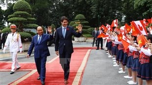 Le Premier ministre Nguyên Xuân Phuc (droite) et son homologue canadien à la cérémonie d’accueil.