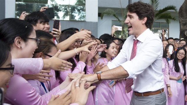 Justin Trudeau est accueilli par des étudiants à l’Université Ton Duc Thang, à Ho Chi Minh-Ville. PHOTO ADRIAN WYLD, LA PRESSE CANADIENNE