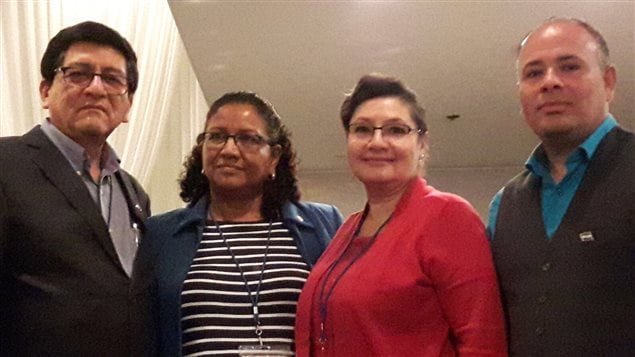 La viceministra Liduvina Magarín (segunda izquierda a derecha), se reunió con miembros de la comunidad salvadoreña en Canadá.