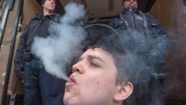 如何让未成年人远离大麻是让人头疼的问题
