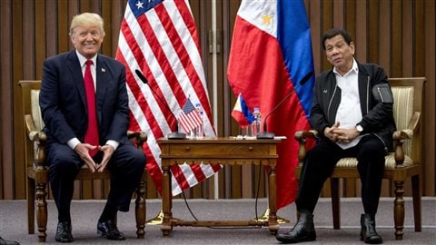 Le président des États-Unis Donald Trump s’est entretenu en privé avec son homologue philippin Rodrigo Duterte, figure controversée de la guerre sanglante contre la drogue au pays. Photo : Associated Press/Andrew Harnik