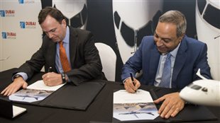216/5000Fred Cromer, président de Bombardier Avions commerciaux (à droite) et Safwat Musallam, président du conseil et chef de la direction de EgyptAir Holding Company, signent la lettre d’intention au Dubai Airshow. Bombardier Photo