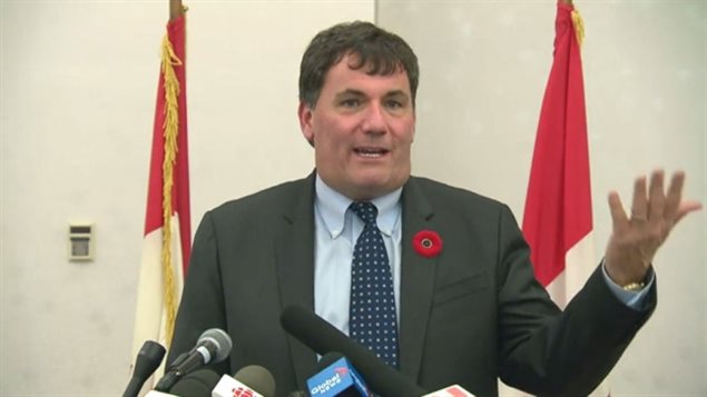 El ministro canadiense de la Pesca, Dominic LeBlanc, en una reunión con expertos en Moncton discutiendo cómo proteger a las ballenas francas del Atlántico Norte en el Golfo de San Lorenzo.