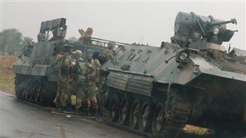 Des soldats sont à l’extérieur de véhicules militaires, près de Harare, au Zimbabwe, le 14 novembre 2017. Photo : Reuters/Philimon Bulawayo